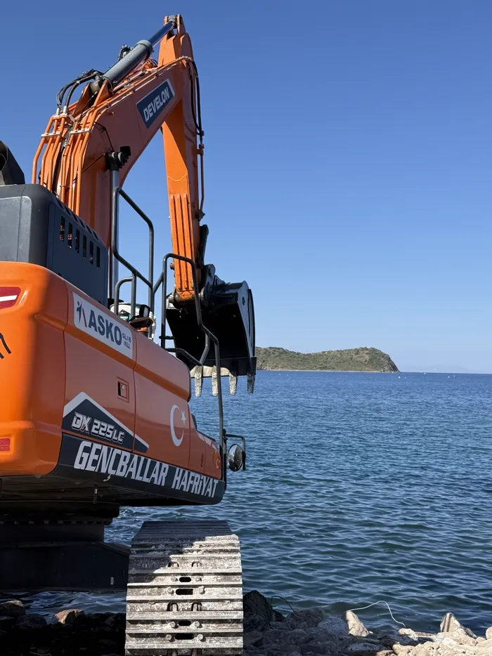 Deniz kıyısında kazı ve dolgu çalışması