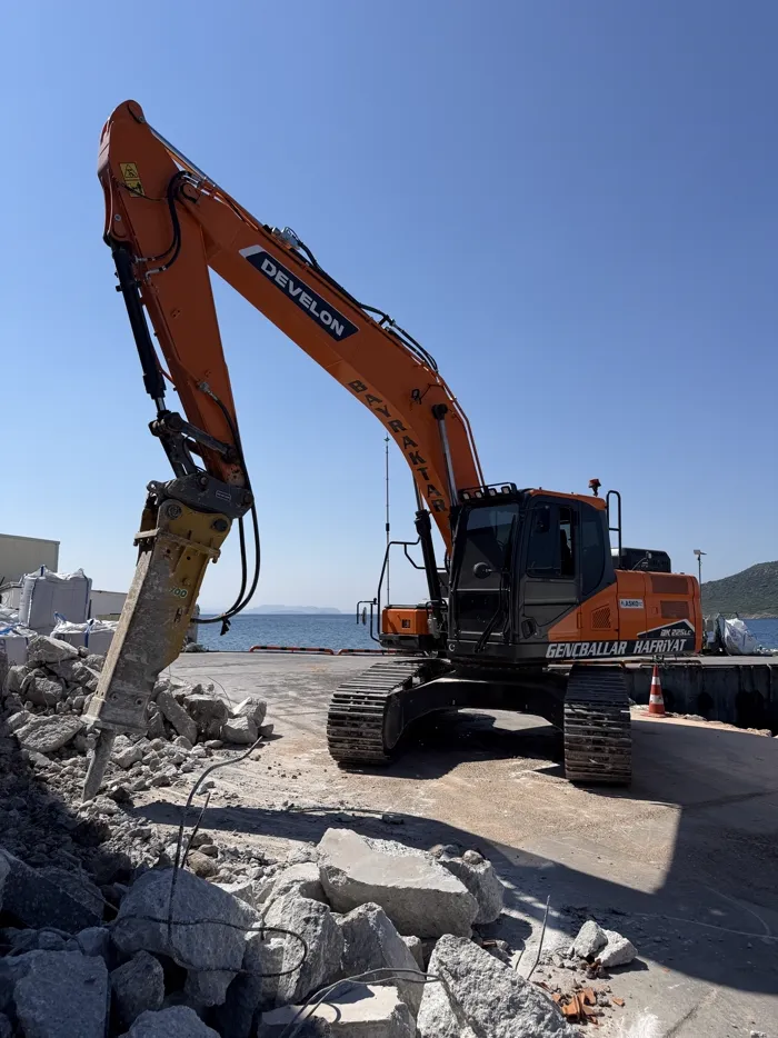 Kırıcı ataşmanla beton söküm çalışması