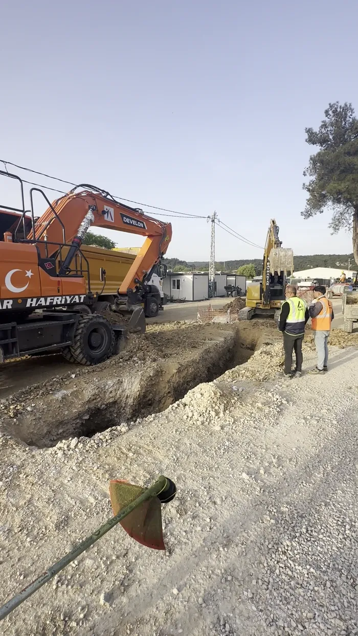 Kanal kazısı — altyapı hattı için
